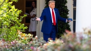 US-Staatschef Donald Trump verließ das Weiße Haus über das Wochenende – und versucht, sich beim ...