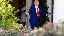 US-Staatschef Donald Trump verließ das Weiße Haus über das Wochenende – und versucht, sich beim ...