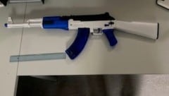 Der Mann kniete in einer Haltung, die an ein Gebet erinnerte – seltsamerweise mit einem ...
