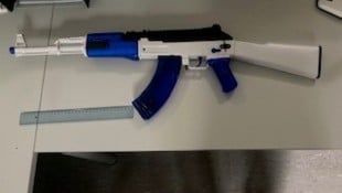 Der Mann kniete in einer Haltung, die an ein Gebet erinnerte – seltsamerweise mit einem ...