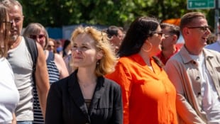 Ministerin Eva-Maria Holzleitner und Wiens Vizebürgermeisterin Kathrin Gaál rollen die Aktion ...