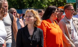 Ministerin Eva-Maria Holzleitner und Wiens Vizebürgermeisterin Kathrin Gaál rollen die Aktion ...