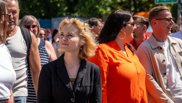 Ministerin Eva-Maria Holzleitner und Wiens Vizebürgermeisterin Kathrin Gaál rollen die Aktion ...