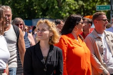 Ministerin Eva-Maria Holzleitner und Wiens Vizebürgermeisterin Kathrin Gaál rollen die Aktion ...