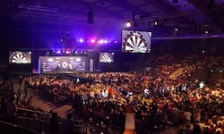 Die Darts-Gala in der Salzburg Arena lockte die Massen an.