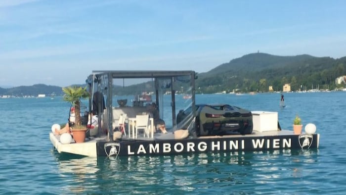 Ein Lamborghini schwimmt am Floß in der Veldener Bucht.