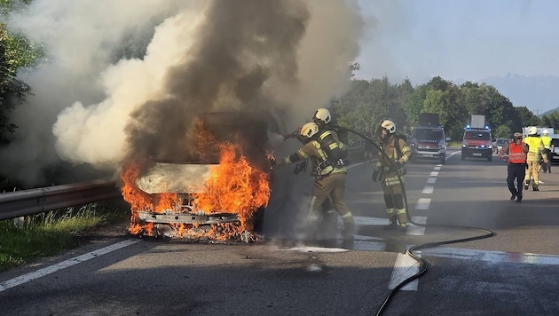Der Kleinbus in Flammen. 