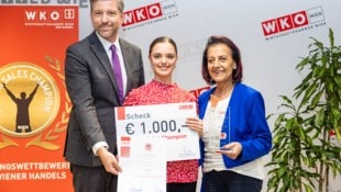 Wolfgang Jaspers, GF der Sparte Handel,  Junior Sales Champion Ilina Eder (Mitte) und ...