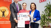 Wolfgang Jaspers, GF der Sparte Handel,  Junior Sales Champion Ilina Eder (Mitte) und ...