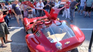 Die Ferrari mit den eleganten Seitentüren werden bestaunt.