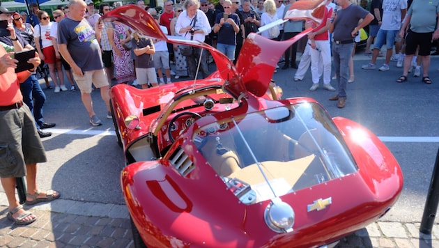 Die Ferrari mit den eleganten Seitentüren werden bestaunt.