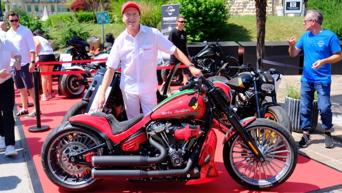 Heribert Kasper tuckert auf einem Ferrari-Motorrad dahin.