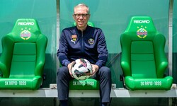 Stöger nimmt auf Rapids Trainerstuhl Platz. 