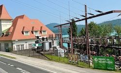 Das Krafthaus wurde nach den Plänen von Franz Baumgartner im Wörtherseestil errichtet.