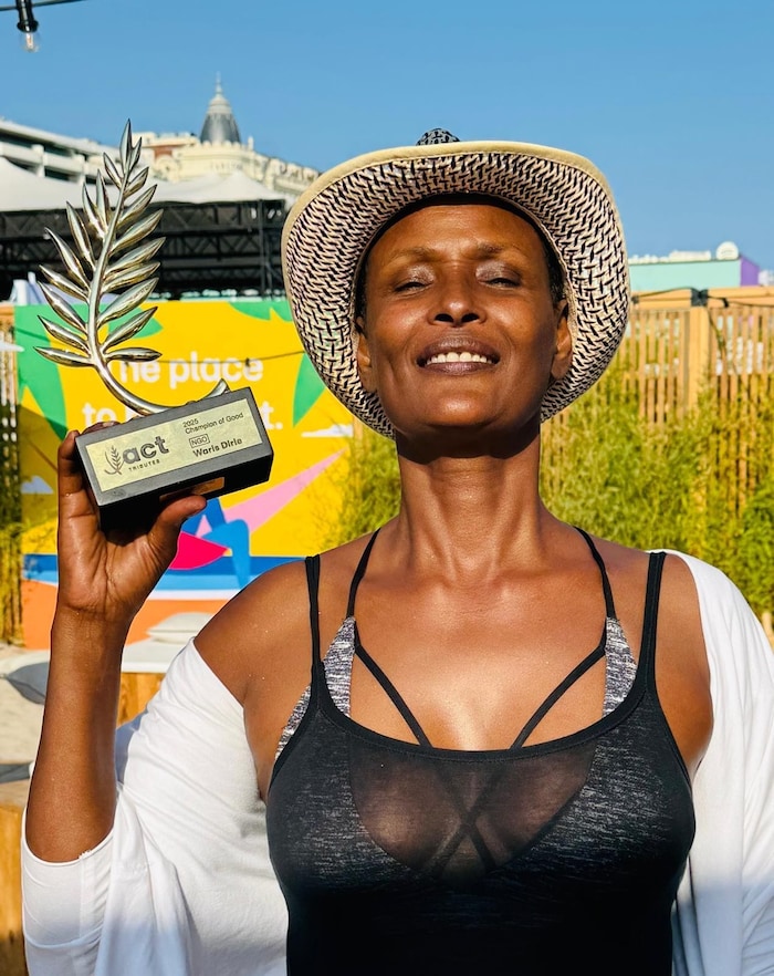 Waris Dirie mit ihrer Auszeichnung in Cannes.