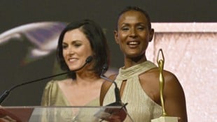 Hier ist Dirie neben Elisabeth Köstinger (links im Bild) bei der „Woman of the year“-Gala 2017 ...