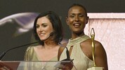 Hier ist Dirie neben Elisabeth Köstinger (links im Bild) bei der „Woman of the year“-Gala 2017 ...