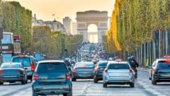 Ein Blick über den Verkehr auf der weltberühmten Avenue des Champs-Élysées in Paris in Richtung ...