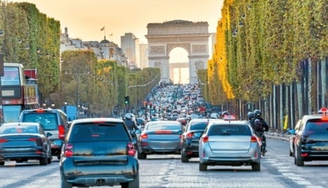Ein Blick über den Verkehr auf der weltberühmten Avenue des Champs-Élysées in Paris in Richtung ...