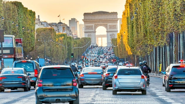 Ein Blick über den Verkehr auf der weltberühmten Avenue des Champs-Élysées in Paris in Richtung ...