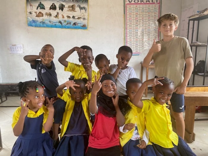Einer der Söhne in seiner Schulklasse in Afrika.