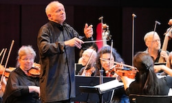 Thomas Zehetmair spielte nicht nur Geige sondern dirigierte auch das Festspiel-Orchester
