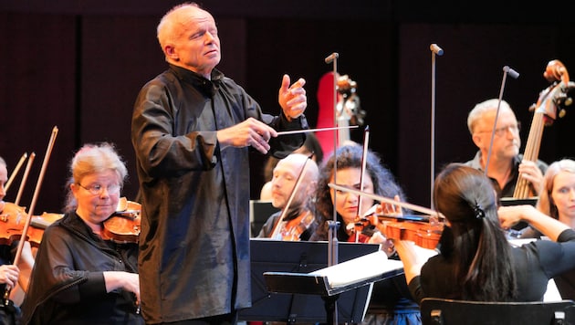 Thomas Zehetmair spielte nicht nur Geige sondern dirigierte auch das Festspiel-Orchester