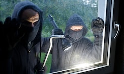 Die Tatverdächtigen stiegen über ein Fenster in den Lebensmittelmarkt ein.