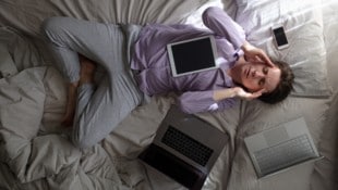 Dramatisch: Immer mehr Menschen verfolgt die Arbeit ins Bett.