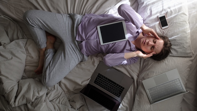 Dramatisch: Immer mehr Menschen verfolgt die Arbeit ins Bett.