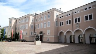 Der Chiemseehof ist Sitz der Landesregierung.