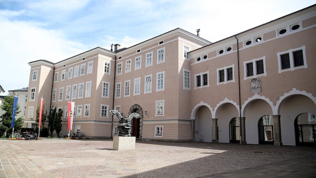 Der Chiemseehof ist Sitz der Landesregierung.