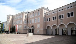 Der Chiemseehof ist Sitz der Landesregierung.