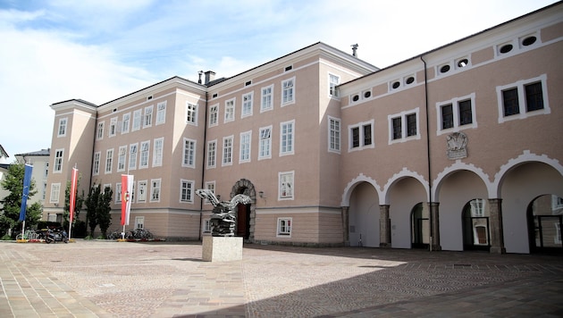 Der Chiemseehof ist Sitz der Landesregierung.
