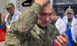 Russische Soldaten telefonieren mit Verwandten nach ihrer Freilassung im Zuge eines ...