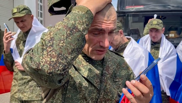 Russische Soldaten telefonieren mit Verwandten nach ihrer Freilassung im Zuge eines ...