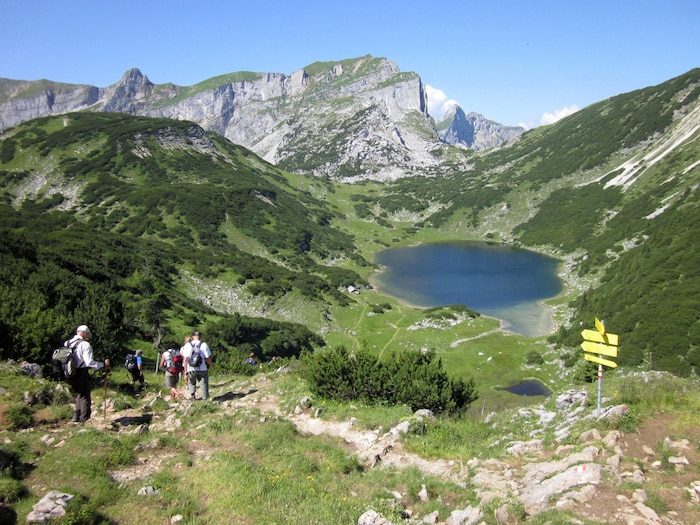 Auch der Zireiner See oberhalb von Kramsach ist ein Naturjuwel. Wanderer, die darin schwimmen ...