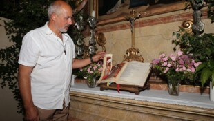 Das Evangeliar in der Pfarrkirche St. Ulrich bei Steyr wurde im Zeitraum zwischen Montag und ...