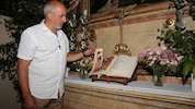 Das Evangeliar in der Pfarrkirche St. Ulrich bei Steyr wurde im Zeitraum zwischen Montag und ...