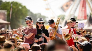 Kids stehen am Festival-Sonntag im Mittelpunkt (l.). Mit dem eigenen Gesamtspielchen zeigt der ...