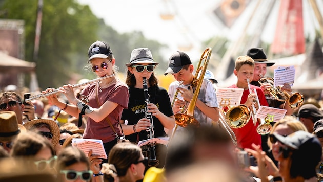 Kids stehen am Festival-Sonntag im Mittelpunkt (l.). Mit dem eigenen Gesamtspielchen zeigt der ...