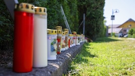 Etliche Kerzen am Unfallort zeigen die große Anteilnahme in Thalgau.