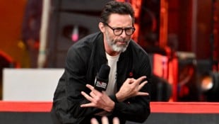 Stilvoller Abgang – als ihm die Fans sichtlich zu viel wurden, springt Jackman kurzerhand in ein ...