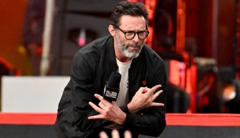 Stilvoller Abgang – als ihm die Fans sichtlich zu viel wurden, springt Jackman kurzerhand in ein ...