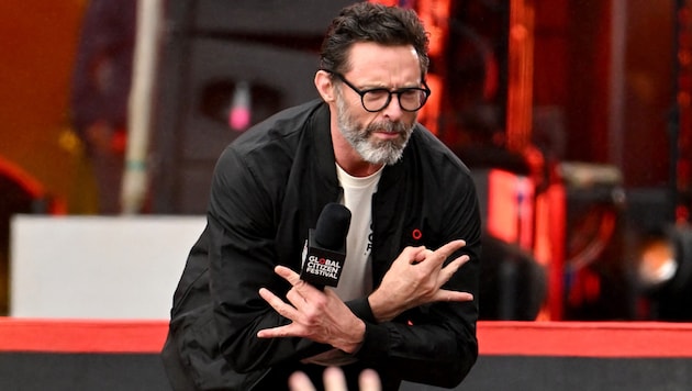 Stilvoller Abgang – als ihm die Fans sichtlich zu viel wurden, springt Jackman kurzerhand in ein ...