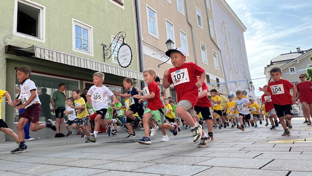 Die Kindergartenkinder beim Salzkristalllauf in Hallein