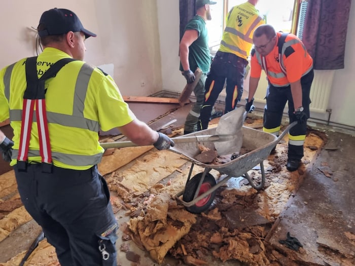 Im Sommer des Vorjahres war Würmla vom Hochwasser schwer getroffen. Die Feuerwehr Jabing eilte ...