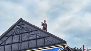 Hoch über den Dächern packt beim Dachziegellegen auch Seline vom Unternehmen Mayerbrugger an.