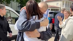 Sergej Tichanowski umarmt seine Ehefrau Swetlana Tichanowskaja