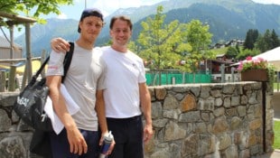 Joel Schwärzler wird in Klosters von seinem Papa Matthias vor Ort unterstützt.